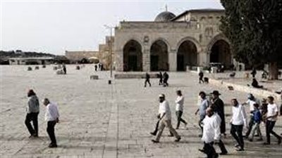 القوات الإسرائيلية وعشرات المستوطنين يقتحمون باحات المسجد الأقصى
