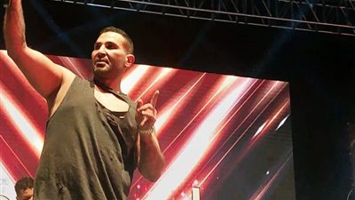 بإطلالة غريبة.. أحمد سعد يثير الجدل في مصر