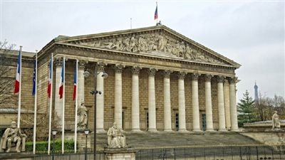 فاتورة ملابس تطيح بنائبة بارزة عن حزب ماكرون