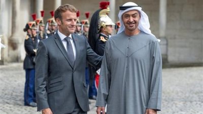 هاتفيًا.. محمد بن زايد يهنئ ماكرون بولايته الرئاسية الثانية