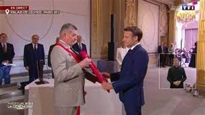 أثناء تنصيبه لولاية ثانية.. ما هي قصة القلادة الذهبية التي تسلمها ماكرون؟