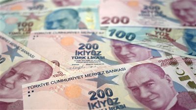 كارثة إقتصادية في تركيا.. الليرة تهبط لأدنى مستوى وأردوغان يقلص ضريبة القيمة المضافة