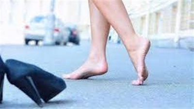 فوائد المشي على أصابع القدمين في حرق السعرات الحرارية وتقوية العضلات