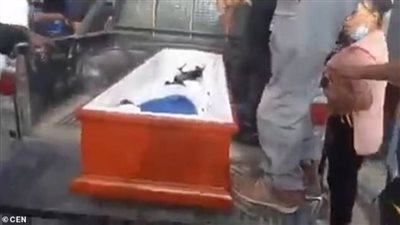 بالفيديو.. قصة سيدة ماتت مرتين.. استيقظت في نعشها وعادت للمستشفى لتتوفى مرى أخرى