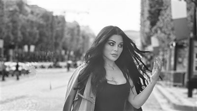 بإطلالة جريئة.. هيفاء وهبي تشارك متابعيها بصور جديدة من باريس 