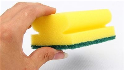 كيفية الحصول على أطباق نظيفة وصحية.. ومتى يجب تغيير إسفنجة الجلي؟