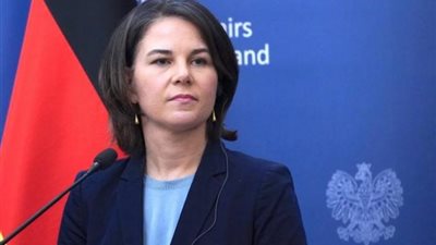 شاهد.. وزيرة الخارجية الألمانية تتعرض لموقف محرج 