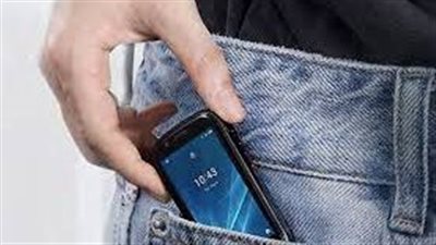 باحثون يحذرون من حمل هاتف أو علبة شحن سماعة رأس في جيب القميص العلوي