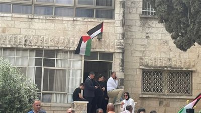  في انتظار جثمانها.. فلسطينيون يتجمعون أمام منزل الصحفية شيرين أبو عاقلة