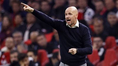  إريك تن هاغ يقود فريقه أياكس إلى الاحتفاظ بلقب الدوري الهولندي