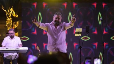 إدوارد يعود لساحة الغناء بفرقة 