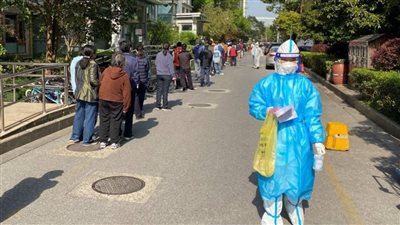 شنغهاي تبدأ تدريجيا في إعادة فتح مراكز التسوق وشركات أخرى بعد إغلاق استمر أسابيع