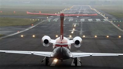 اشتعال طائرة عقب انحرافها عن المدرج في الصين