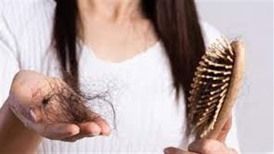 سواء كانت خطيرة أو حميدة... ما هي الأسباب المحتملة لتساقط الشعر؟