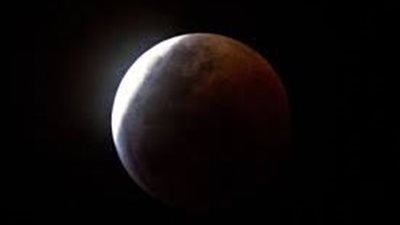 شاهد.. ظاهرة خسوف القمر الدموي فوق مناطق مكتظة بالسكان بالعالم