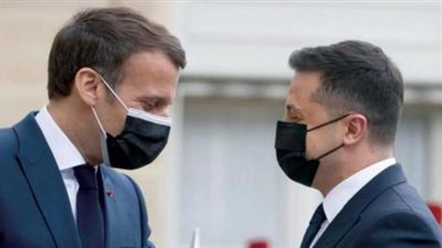 إيمانويل ماكرون يتعهد لنظيره فولوديمير زيلينسكي تكثيف شحنات الأسلحة إلى أوكرانيا 