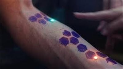 باحثون يبتكرون وحدة استشعار إلكترونية على شكل وشم لقياس نسبة الأكسجين في الدم