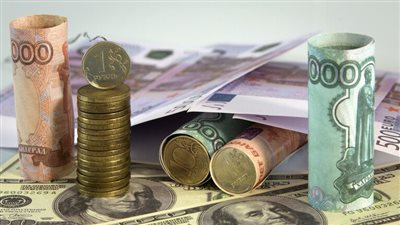 العملة الروسية تواصل تعزيز مواقعها أمام نظيرتيها الأوروبية والأمريكية