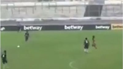 فيديو يكشف أن مدافع غاضب يسجل هدفين في مرماه عمدًا في الدوري الغاني!