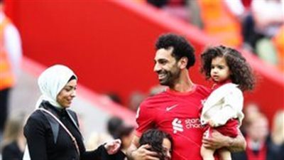 بالصور.. النجم المصري صلاح يحتفل مع زوجته وابنتيه بعد تتويجه بجائزتين بالدوري الإنجليزي