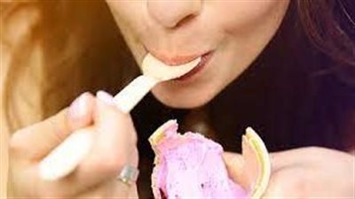 خبير تغذية: تناول الآيس كريم قبل النوم يمنع النوم بسرعة