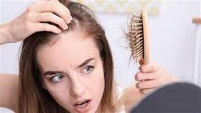 طبيب مصري يكشف عن وجود عامل نفسي وراء تساقط الشعر