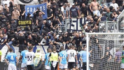  أحداث الشغب بين الجماهير تتسبب في إيقاف مباراة نابولي وسبيزيا المقامة حاليا (فيديو)