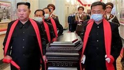 في لحظة وفاء نادرة.. زعيم كوريا الشمالية يحضر جنازة معمله السابق