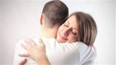 دراسة: العناق يمكن أن يساهم في تخفيف التوتر والإجهاد عند النساء