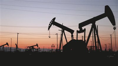 تراجع النفط بنحو دولار بفعل مخاوف من ركود محتمل وقيود مكافحة كورونا في الصين