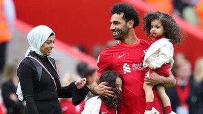 صلاح يحتفل مع زوجته وبناته بالحذاء الذهبي