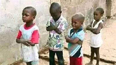 بإمكانيات بسيطة.. كيف يصلي الأطفال المسلمين في إفريقيا؟
