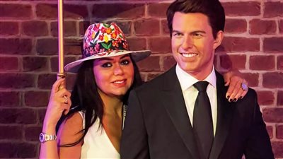 رانيا يوسف تحرص على التصوير بجانب تماثيل النجوم بمتحف توسو