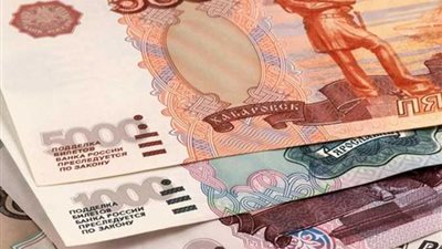 ما هو السبب الرئيسي وراء وضع العملة الروسية القوي؟.. خبراء يُجيبون