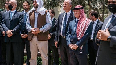 الملك وولي العهد يشاركان في تشييع جثمان والد الملكة رانيا