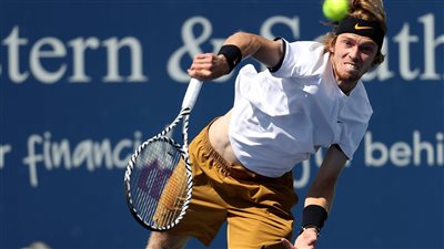 شاهد.. الروسيان روبليف ومدفيديف إلى رابع أدوار 