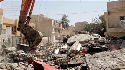 العراق.. فرق الدفاع المدني تعمل على انقاذ أشخاص محاصرين داخل مبنى منهار