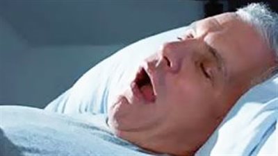  باحثون يجرون دراسة على 20 شخصًا يعانون من الشخير أثناء النوم