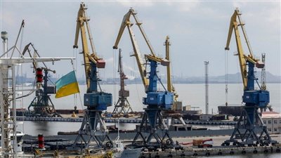 وفق ما أعلن زعيم انفصالي موالٍ لموسكو.. مغادرة أول سفينة تجارية 