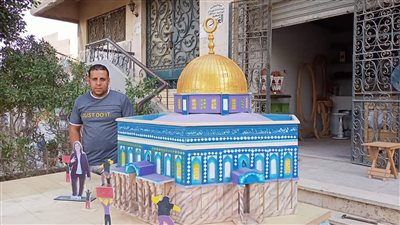 تعبيرًا عن حبه لهما.. شاب مصري ينحت مجسم خشبي لمسجد قبة الصخرة وشيرين أبو عاقلة