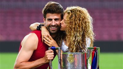 عشاق شاكيرا ينتقمون من بيكيه باستعراض تاريخه