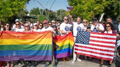 بالصور.. رئيس الكنيست الإسرائيلي يشارك في مسيرة داعمة للشواذ في الأراضي المحتلة