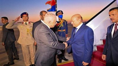 تمهيدًا للقاء السيسي.. رئيس مجلس القيادة اليمني يصل مصر