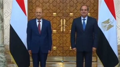  السيسي يؤكد حرص بلاده على تخفيف معاناة الشعب اليمني.. ورئيس المجلس الرئاسي يشيد بالجهود المصرية