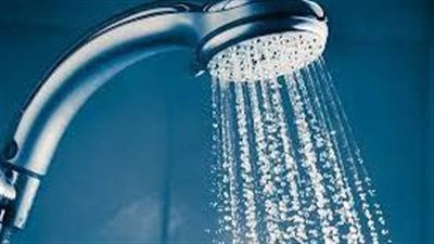 طبيب: الاستحمام بالماء البارد ليس دائما مفيدا وصحيًا