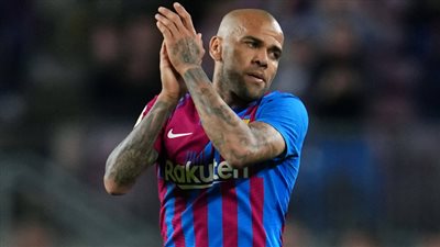 داني ألفيش يقرر الرحيل عن برشلونة مجددًا