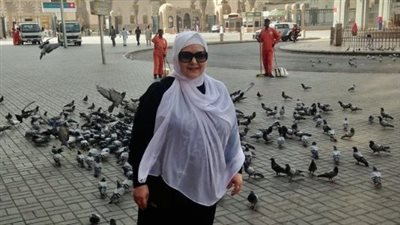 إيمي سمير غانم تنشر صورة لوالدها خلال تواجدها بالحرم النبوي
