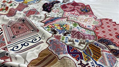 فنانون يرسمون خريطة مناطق روسيا في التطريز الشعبي