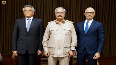 قائد الجيش الليبي يبحث مع مبعوث إيطالي تطورات الأوضاع في البلاد