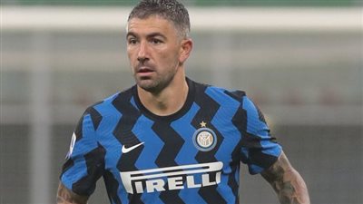 كولاروف نجم إنتر ميلان يًعلن اعتزال كرة القدم